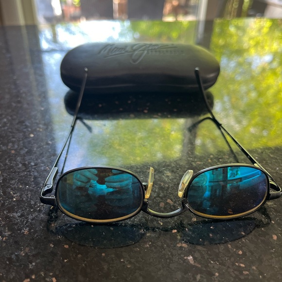Super cute Maui Jim sunglasses in great condition. - Picture 2 of 3